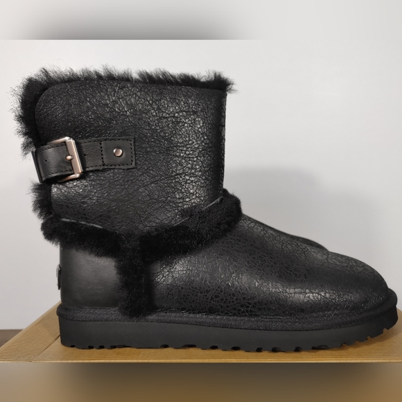 Brand New Women's UGG Australia Airehart Black Boots - Picture 2 of 10